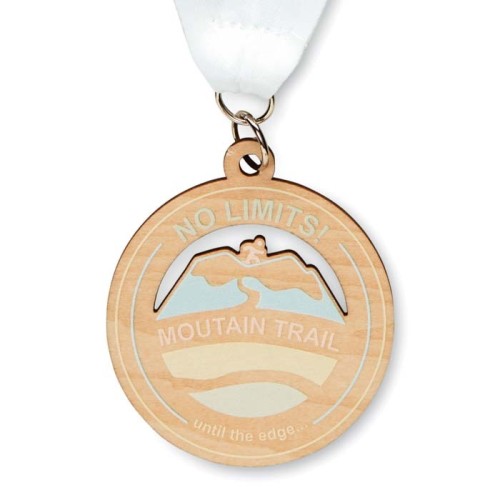 Egyedi formájú fa érem