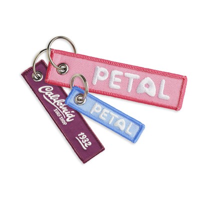 Hímzett címkés kulcstartó