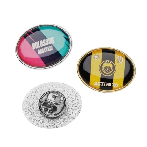 Ovális alakú fém jelvény műgyanta bevonattal